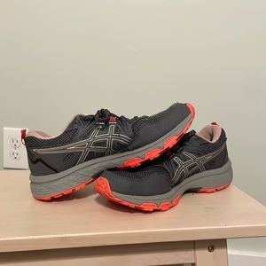 Like new ASICS women’s tennis shoes!